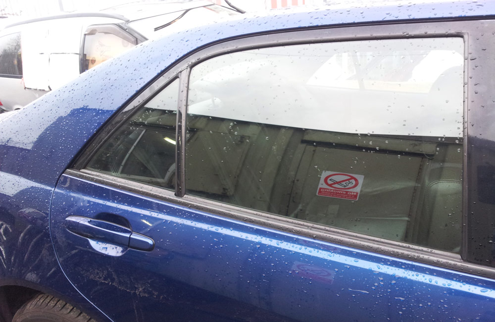 Lexus IS 200 SE Door window glass driver side rear